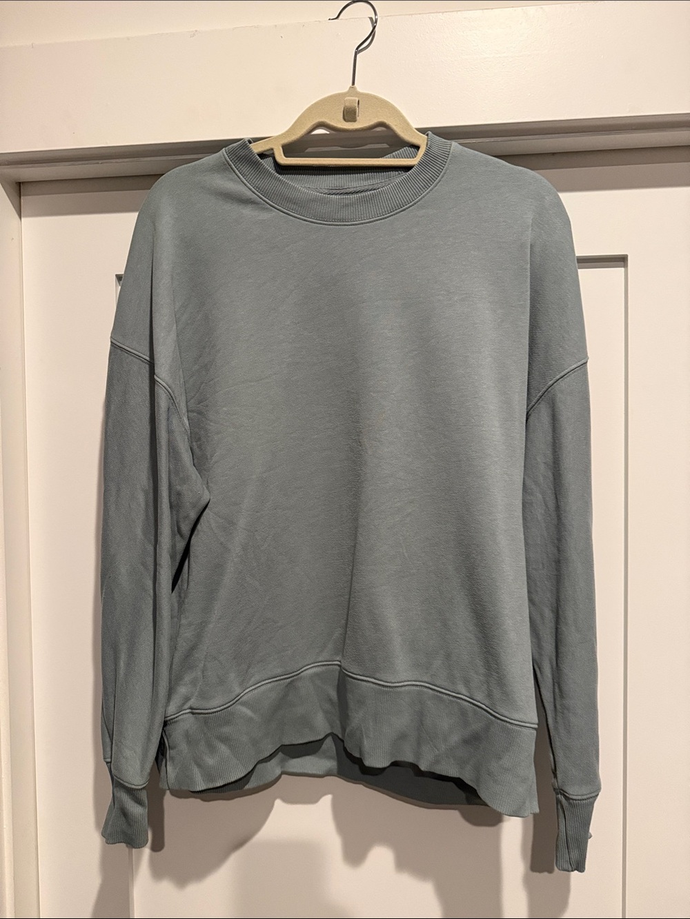 Vuori Women's Sedona Weekender Crew in Mist